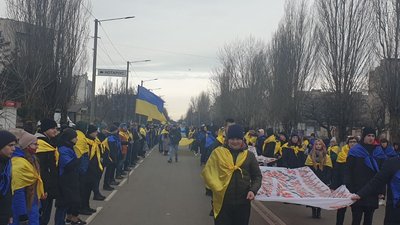 У Новій Каховці на Херсонщині учні та студенти створили "Молодіжний ланцюг єдності" У Новій Каховці на Херсонщині учні та студенти створили "Молодіжний ланцюг єдності"