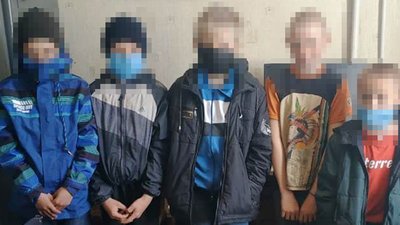 Зламані хрести та повалені плити: на Луганщині 5 дітей розгромили кладовище