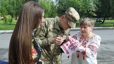 У Житомирському військовому інституті організували виставку вишиванок У Житомирському військовому інституті організували виставку вишиванок