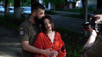У Полтаві безплатно знімають весілля військових