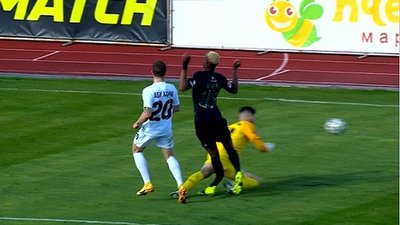 Як форвард "Олімпіка" зламав ногу після зіткнення із голкіпером "Зорі": фото інциденту