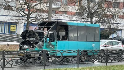 У Чернігові на Кругу згоріла маршрутка: травмованих немає