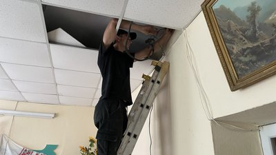 В одному з прифронтових сіл Миколаївщини відновлюють будівлю сільради В одному з прифронтових сіл Миколаївщини відновлюють будівлю сільради