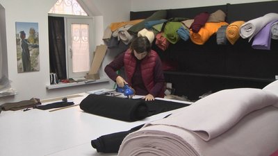Врятували бізнес та допомогають армії: сім'я з Вінниччини шиє одяг для військових