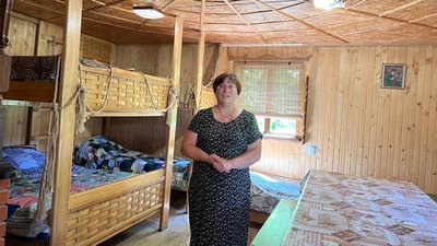 Марія Лещук у кімнаті, де мешкало 16 переселенців Марія Лещук у кімнаті, де мешкало 16 переселенців