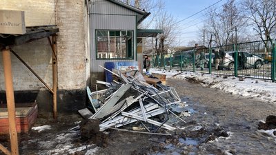 У Люботині прибирають наслідки влучання по навчально-виробничому комбінату У Люботині прибирають наслідки влучання по навчально-виробничому комбінату