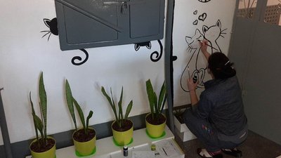 Коти у під'їзді та клумби на подвір'ї. Як херсонці відволікаються від сирен і вибухів Коти у під'їзді та клумби на подвір'ї. Як херсонці відволікаються від сирен і вибухів