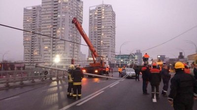 Поліція відкрила справу за фактом падіння електроопор на Шулявському мості