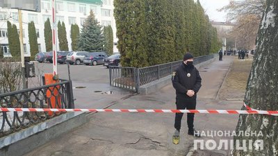 У Житомирі поліція перевіряє інформацію про замінування приміщення податкової інспекції У Житомирі поліція перевіряє інформацію про замінування приміщення податкової інспекції