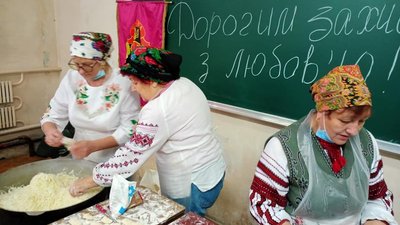 Тернопільські волонтери відвезуть бійцям на Схід п'ять тисяч вареників Тернопільські волонтери відвезуть бійцям на Схід п'ять тисяч вареників