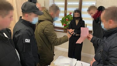 Ймовірно підробляли COVID-сертифікати. На Буковині викрили схему з підробки документів