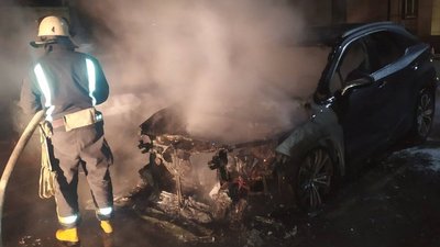 У Харкові на приватній парковці згоріли дві автівки У Харкові на приватній парковці згоріли дві автівки