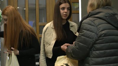 Їжа, одяг та ліки: як у Франківську студенти-волонтери допомагають переселенцям Їжа, одяг та ліки: як у Франківську студенти-волонтери допомагають переселенцям