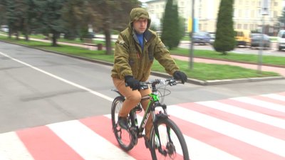 Заступник міського голови Василь Новачок користується велосипедом переважно у весняно-літній період. Заступник міського голови Василь Новачок користується велосипедом переважно у весняно-літній період.