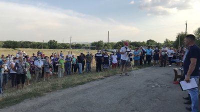 У селищі Миколаівка місцеві мешканці влаштували акцію протесту проти видобутку урану У селищі Миколаівка місцеві мешканці влаштували акцію протесту проти видобутку урану