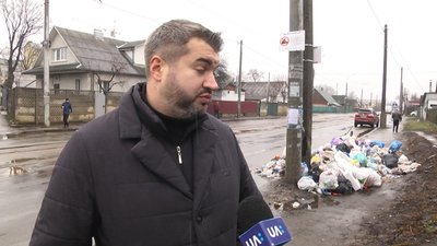 У Житомирі утворилося сміттєзвалище – люди зносять сміття на майданчик У Житомирі утворилося сміттєзвалище – люди зносять сміття на майданчик