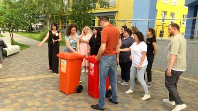 У Житомирі облаштували перший майданчик для роздільного збирання сміття У Житомирі облаштували перший майданчик для роздільного збирання сміття