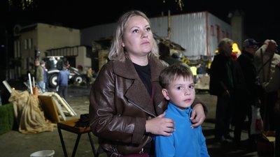 Жителька Пісочина Наталія Мінка з сином після влучання ракети