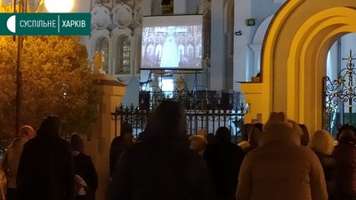 Не більше десятьох та священник без маски: як освячують великодні кошики у Харкові Не більше десятьох та священник без маски: як освячують великодні кошики у Харкові
