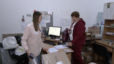 "Клієнти чекають, макіяж роблять": історія листоноші з Луцька, яка працює 17 років "Клієнти чекають, макіяж роблять": історія листоноші з Луцька, яка працює 17 років