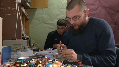 Для військових на передову: черкаські волонтери виготовляють павербанки із використаних електронних цигарок