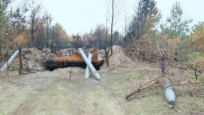 Бліндажі, розтяжки, нерозірвані снаряди: як росіяни окопалися біля Чернігова. Репортаж Бліндажі, розтяжки, нерозірвані снаряди: як росіяни окопалися біля Чернігова. Репортаж