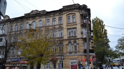 "Встиг відійти, це мене врятувало". У центрі Одеси обвалилася карниз будинку "Встиг відійти, це мене врятувало". У центрі Одеси обвалилася карниз будинку