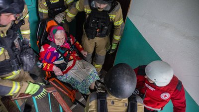 ДСНС евакуюють 90-річну жінку з пошкодженого будинку