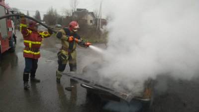 В Ужгороді під час руху загорівся автомобіль. Водій злякався і втік В Ужгороді під час руху загорівся автомобіль. Водій злякався і втік