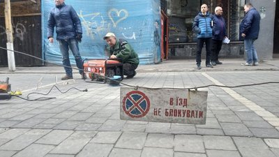 У Франківську біля готелю "Дністер" демонтували незаконні паркувальні стовпці У Франківську біля готелю "Дністер" демонтували незаконні паркувальні стовпці