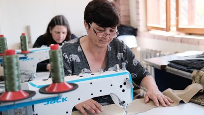 "Щоб було м'якше та зручніше солдату". На Буковині відкрили цех з пошиття плитоносок для бронежилетів