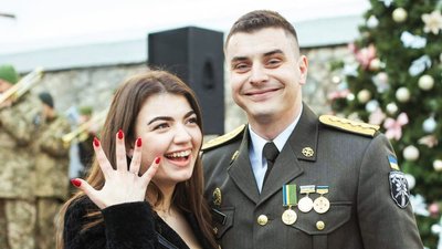 На Закарпатті військовий освідчився в коханні під час концерту оркестру 128-ї бригади На Закарпатті військовий освідчився в коханні під час концерту оркестру 128-ї бригади