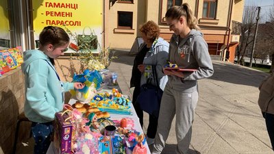 Жителька Бережан Христина Хиляк купує книжки