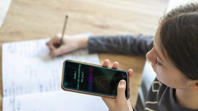 Дівчина використовує ШІ-асистента для домашньої роботи