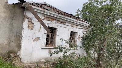 У Миколаєві волонтери Червоного Хреста допомагають власникам відновити пошкоджені обстрілами оселі