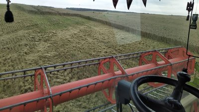 За кермом комбайну — механізатор Роман Сохань За кермом комбайну — механізатор Роман Сохань