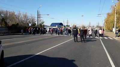 «Немає сил чекати чуда»: жителі 109-го мікрорайону Полтави перекривали дорогу «Немає сил чекати чуда»: жителі 109-го мікрорайону Полтави перекривали дорогу