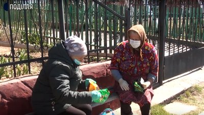 Продукти принесуть і за комуналку сплатять: як на Хмельниччині працюють сільські поштарки