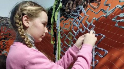 Сплели сіток стільки, як чотири футбольні поля. Як «яворинки» Кам'янського допомагають армії Сплели сіток стільки, як чотири футбольні поля. Як «яворинки» Кам'янського допомагають армії