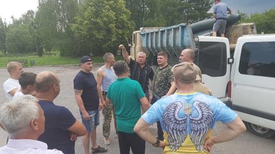 Прикарпатські волонтери привезли в село Дубівці 2,3 тонни води Прикарпатські волонтери привезли в село Дубівці 2,3 тонни води