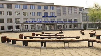Студентів та викладачів евакуювали: у Чернігові замінували «політехніку»