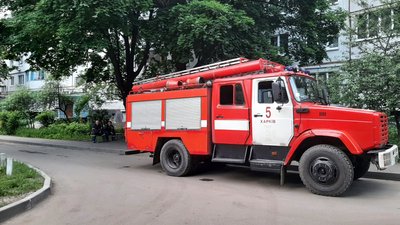 Спецоперація у Харкові: в під'їзді будинку затримали чоловіка, який міг бути озброєний гранатою Спецоперація у Харкові: в під'їзді будинку затримали чоловіка, який міг бути озброєний гранатою