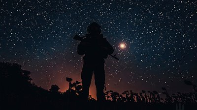 Український військовий вночі