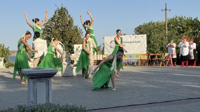 Виступ сучасного колективу під час фестивалю у Радісному Саді на Миколаївщині