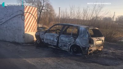 Влетів у бетонний блок і загорівся: поліція шукає власника "євробляхи"