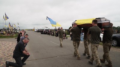 У Чернігові перепоховали командира 1-ї танкової бригади Сергія Телушкова У Чернігові перепоховали командира 1-ї танкової бригади Сергія Телушкова
