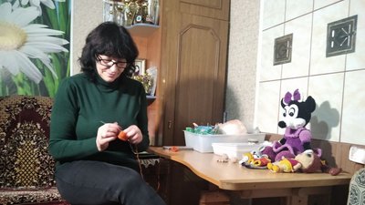 Волонтерка з Народичів плете та продає іграшки, збираючи гроші на автівки для ЗСУ