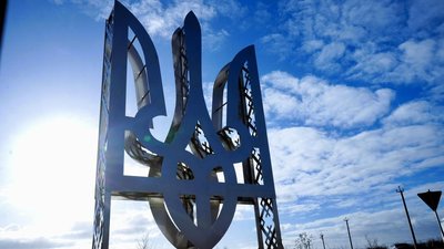 Монумент до Дня Державного Герба: у Бучі відкрили 5-метровий тризуб