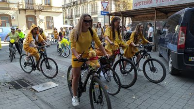 Майже 200 дівчат у жовтому взяли участь у жіночому велопараді в Івано-Франківську Майже 200 дівчат у жовтому взяли участь у жіночому велопараді в Івано-Франківську