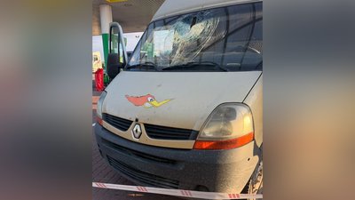 Розбите скло мікроавтобуса внаслідок влучання частини гальмівного диска